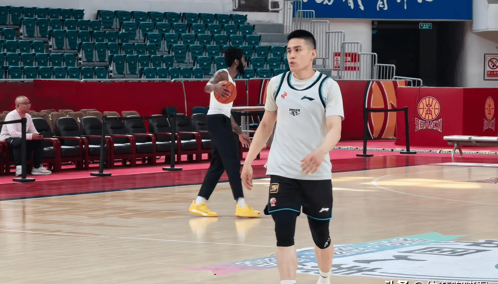 od体育官方入口-比赛中球员犯规频繁,比赛氛围紧绷